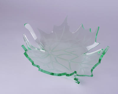 Schale in Ahornblatt, klein, glasoptik transparent